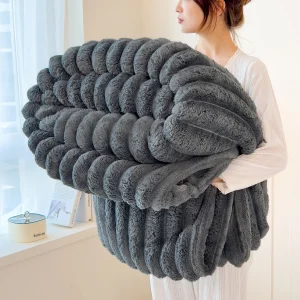🛏️ Cozy up in style! This thick, wide-striped blanket is your go-to for everything!💤